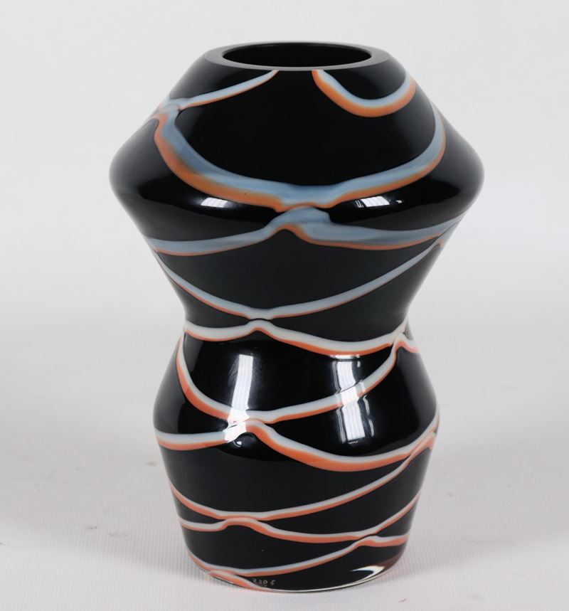 "Eter", vaso in vetro soffiato di Murano nero con motivo astratto a striature orizzontali avorio ...