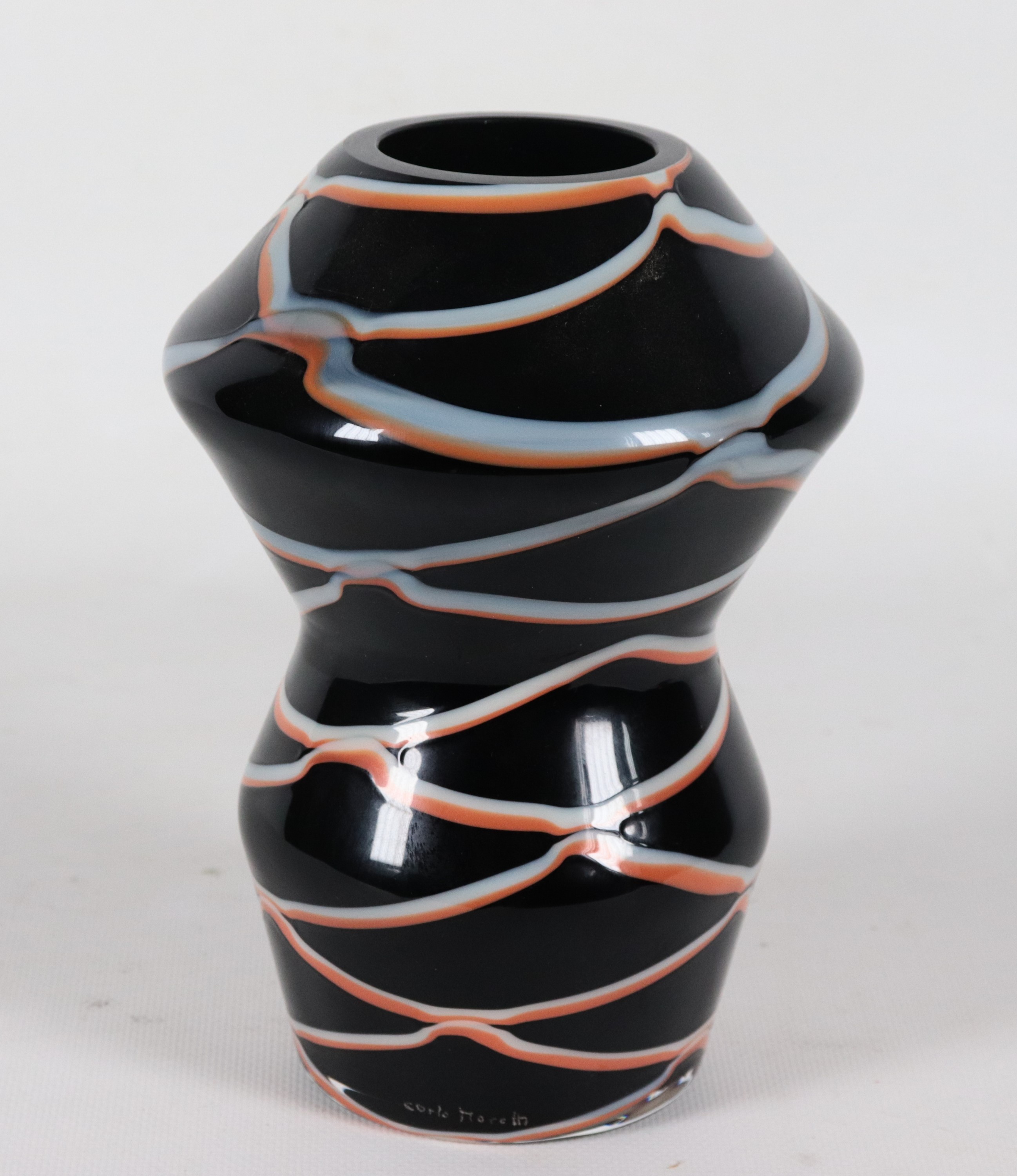 "Eter", vaso in vetro soffiato di Murano nero con motivo astratto a striature orizzontali avorio ...