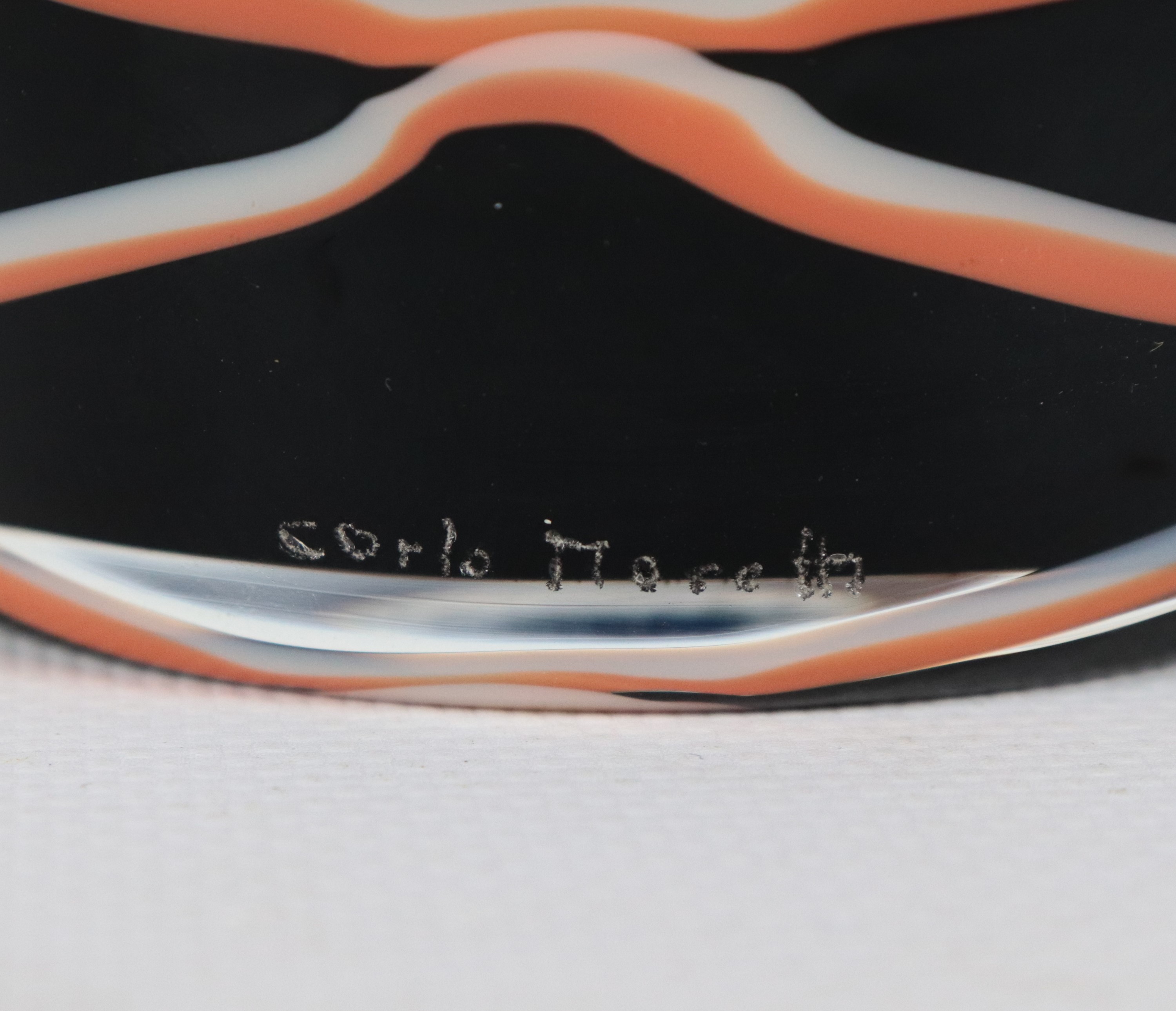 "Eter", vaso in vetro soffiato di Murano nero con motivo astratto a striature orizzontali avorio ...
