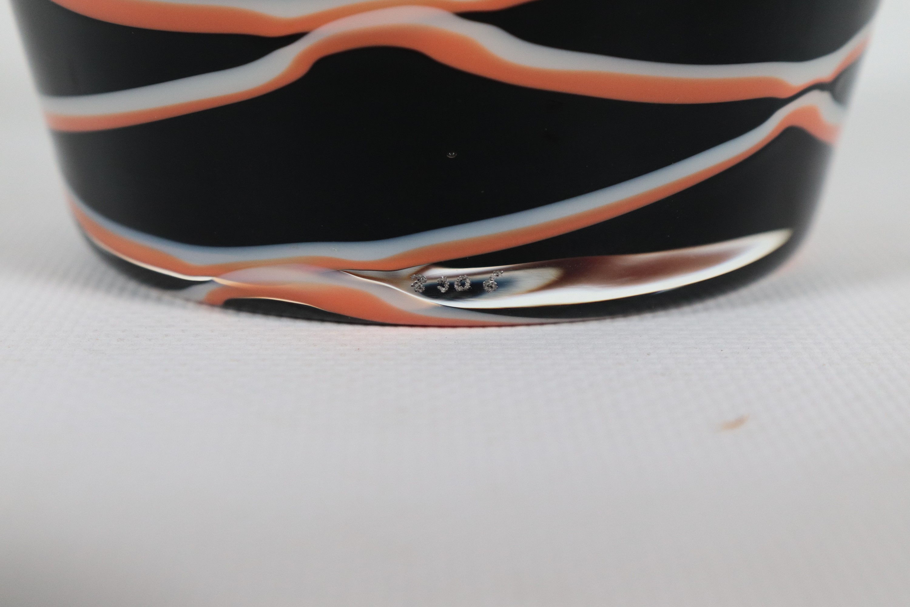 "Eter", vaso in vetro soffiato di Murano nero con motivo astratto a striature orizzontali avorio ...