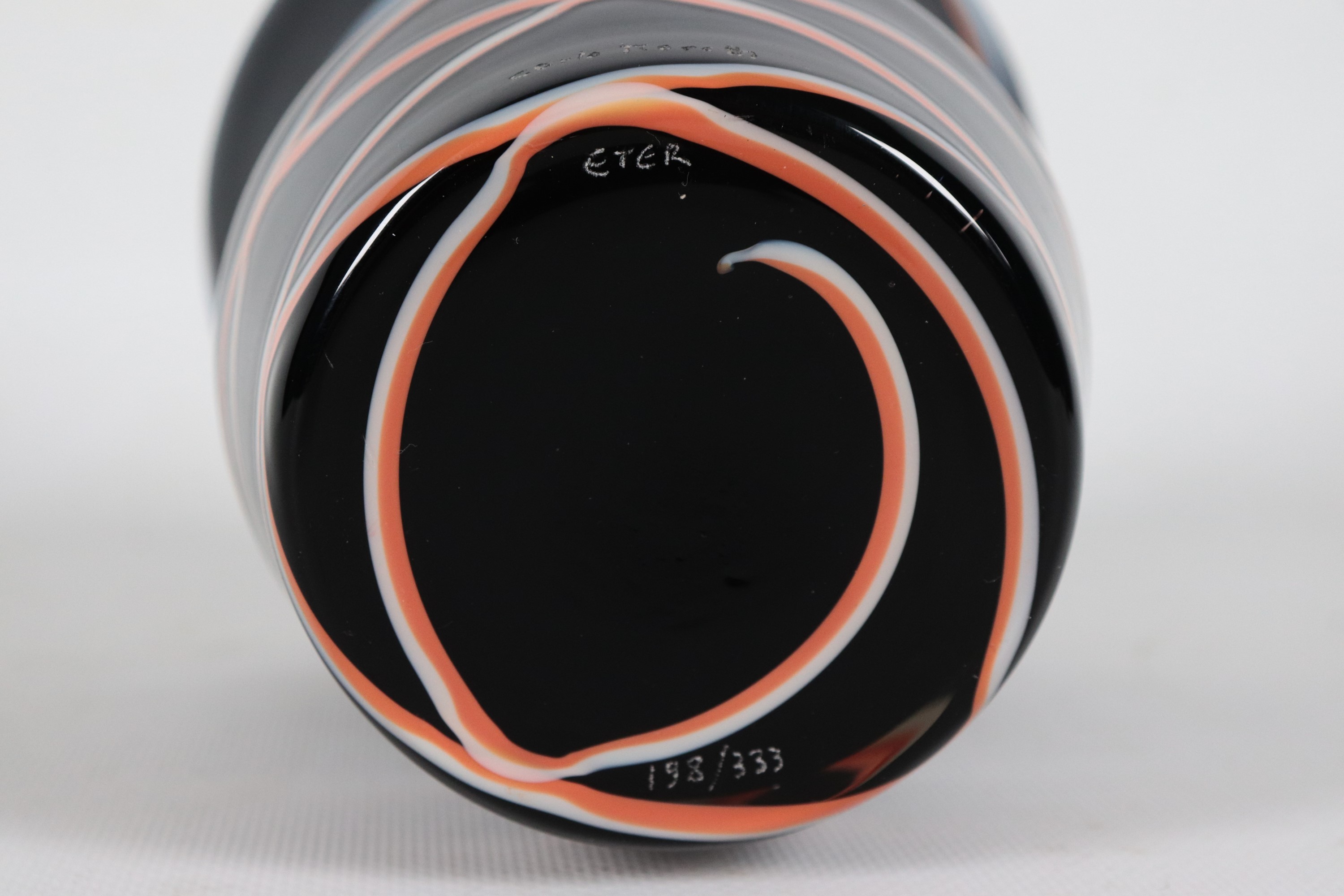 "Eter", vaso in vetro soffiato di Murano nero con motivo astratto a striature orizzontali avorio ...
