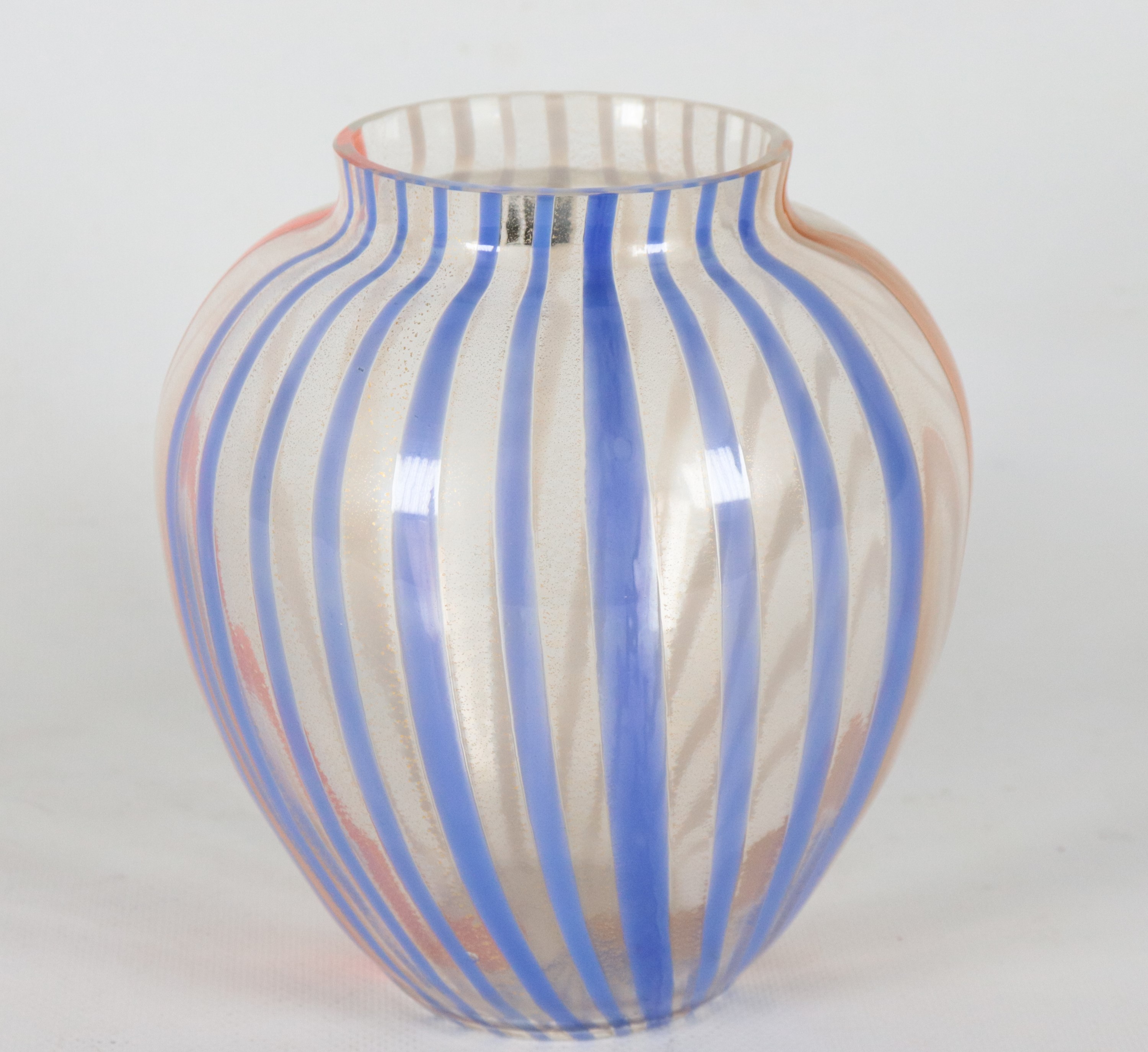 Vaso in vetro soffiato di Murano collezione Ipiccoli, con decorazioni a strisce in arancio, giall...