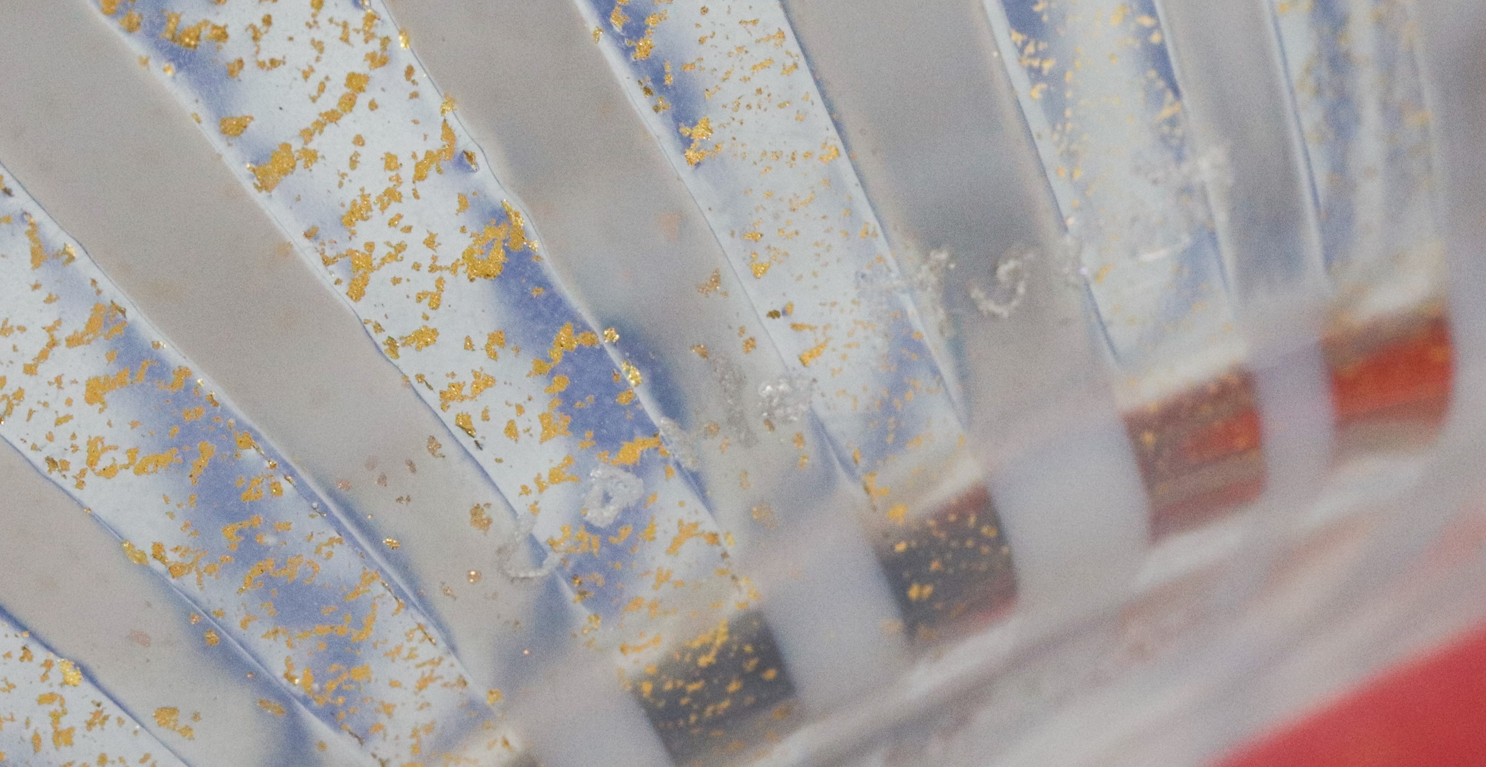Vaso in vetro soffiato di Murano collezione Ipiccoli, con decorazioni a strisce in arancio, giall...