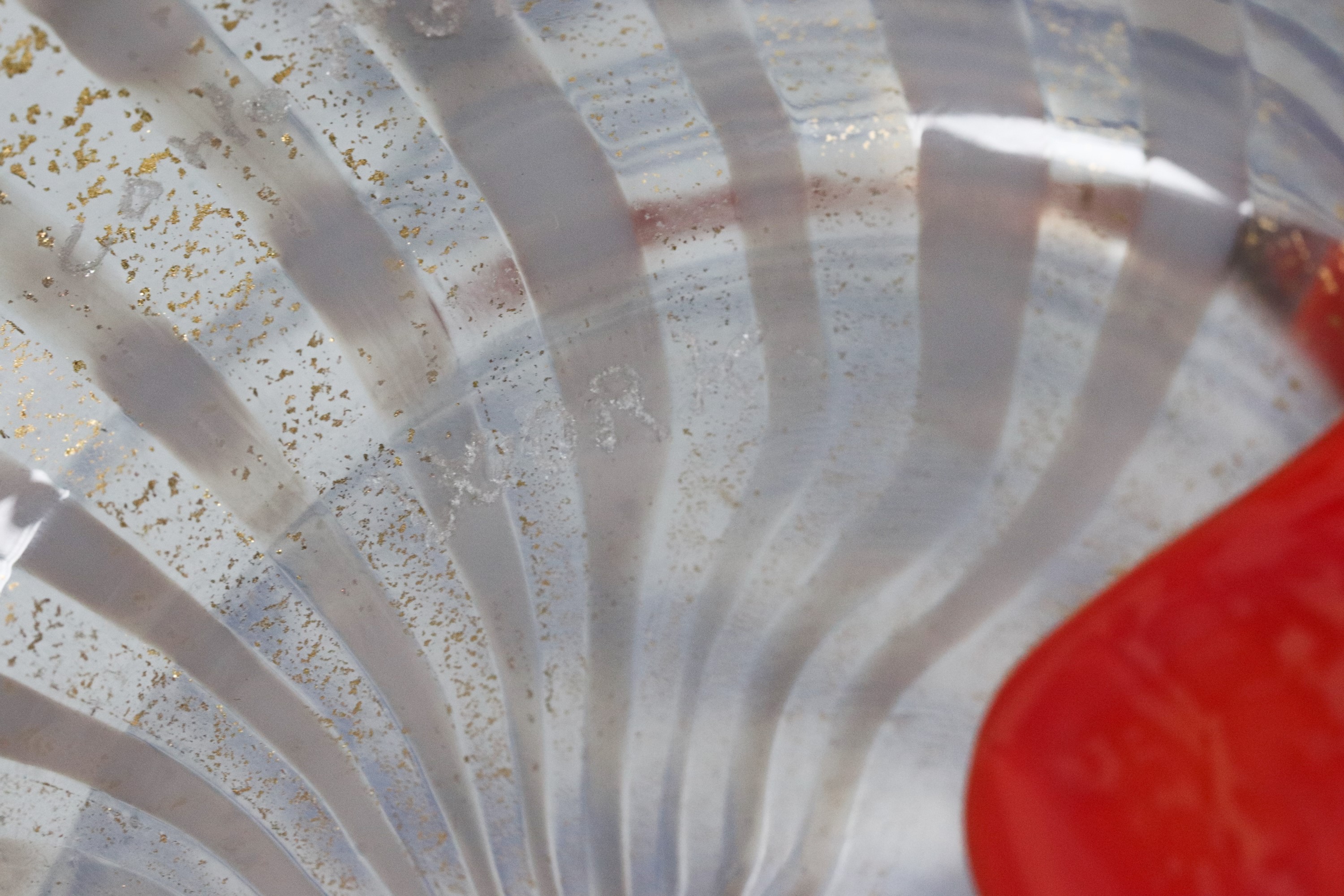 Vaso in vetro soffiato di Murano collezione Ipiccoli, con decorazioni a strisce in arancio, giall...