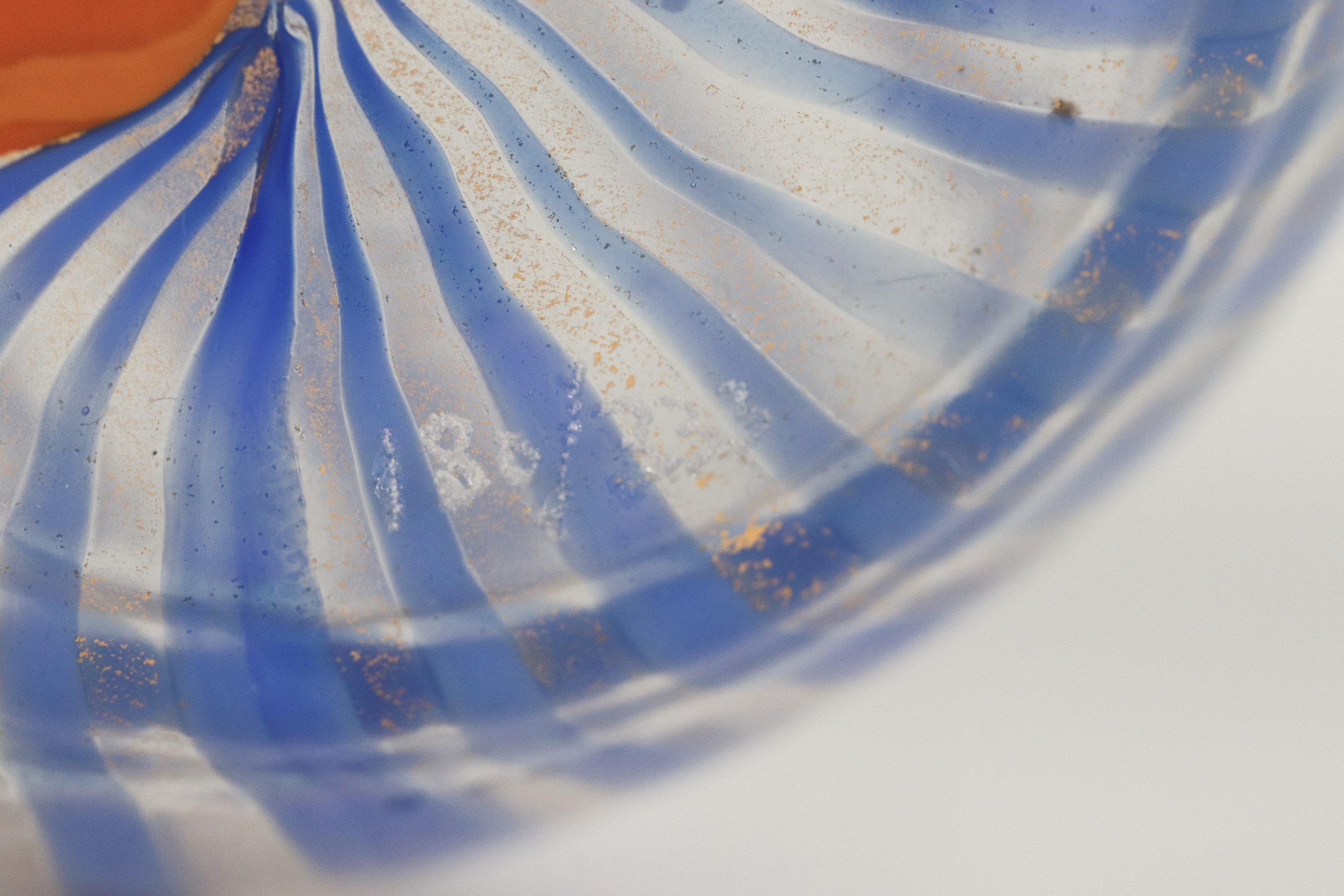 Vaso in vetro soffiato di Murano collezione Ipiccoli, con decorazioni a strisce in arancio, giall...