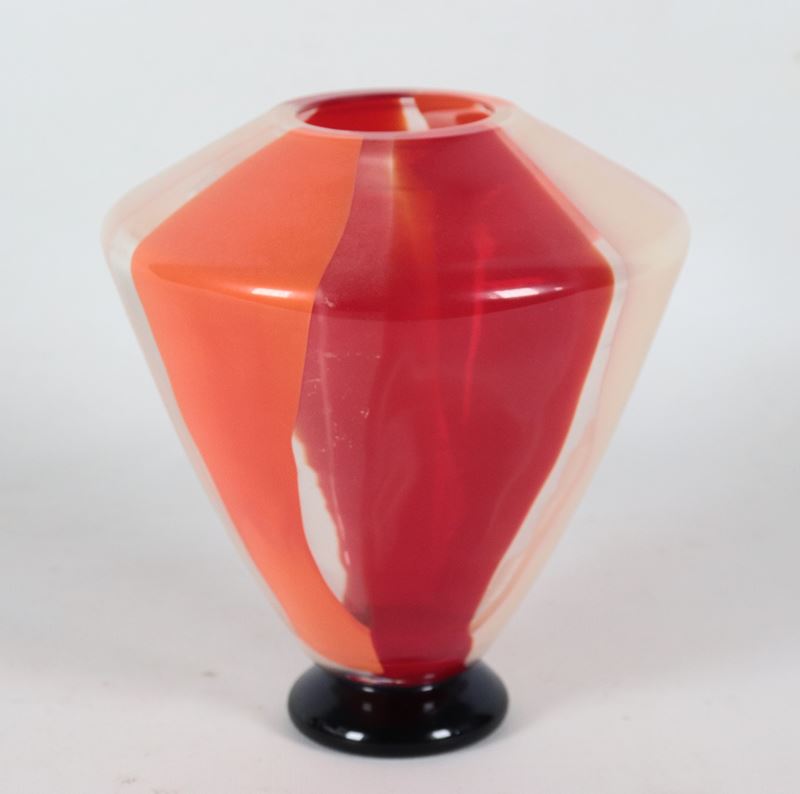"Suma", vaso in vetro soffiato di Murano decorato a fasce verticali corallo, rosso e bianco. Firm...