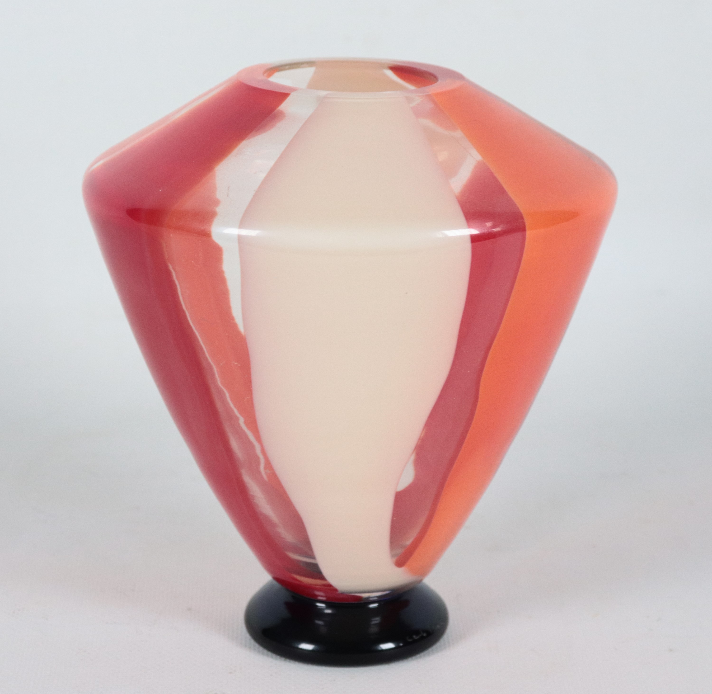 "Suma", vaso in vetro soffiato di Murano decorato a fasce verticali corallo, rosso e bianco. Firm...