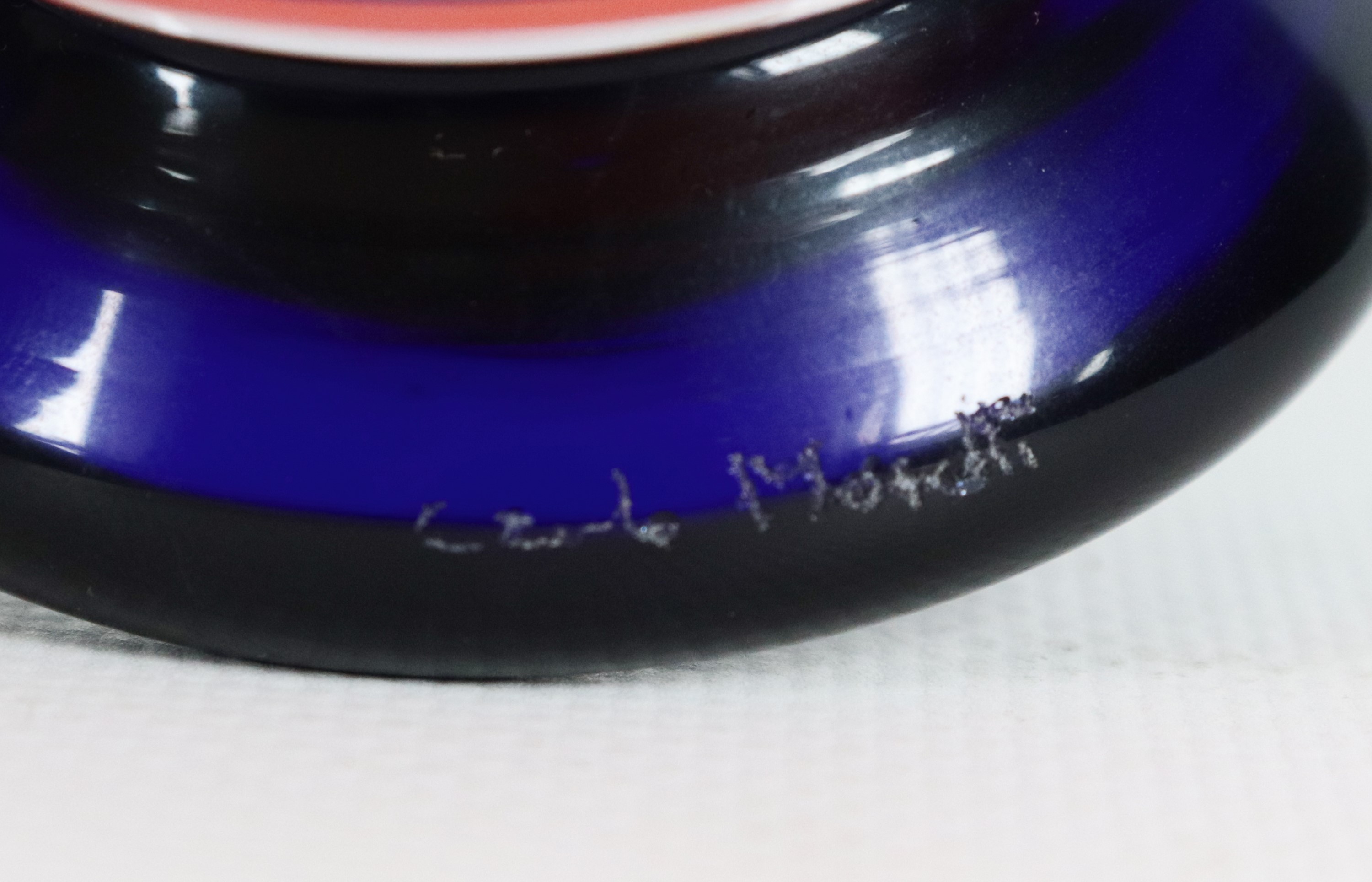 "Suma", vaso in vetro soffiato di Murano decorato a fasce verticali corallo, rosso e bianco. Firm...