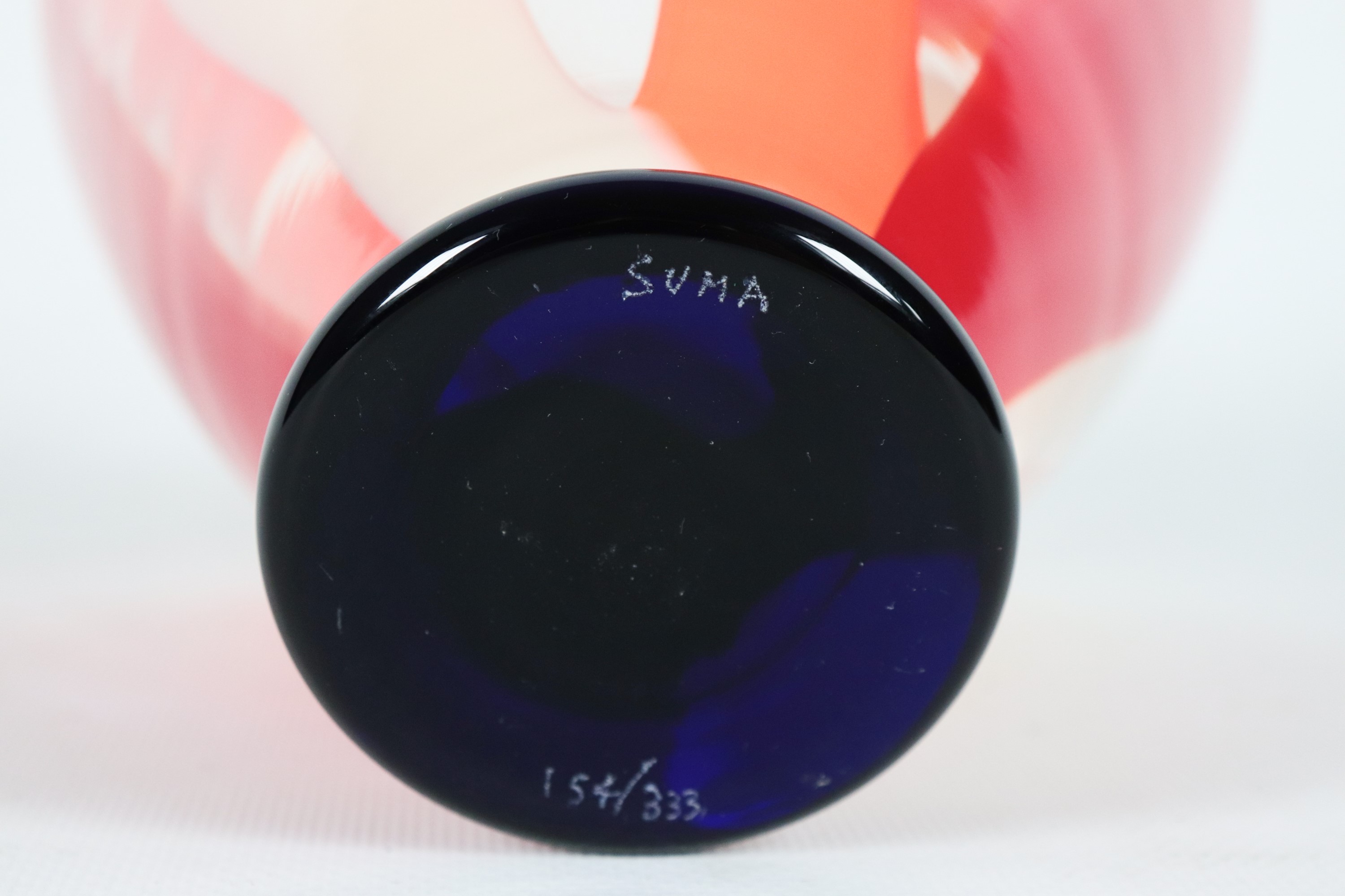 "Suma", vaso in vetro soffiato di Murano decorato a fasce verticali corallo, rosso e bianco. Firm...