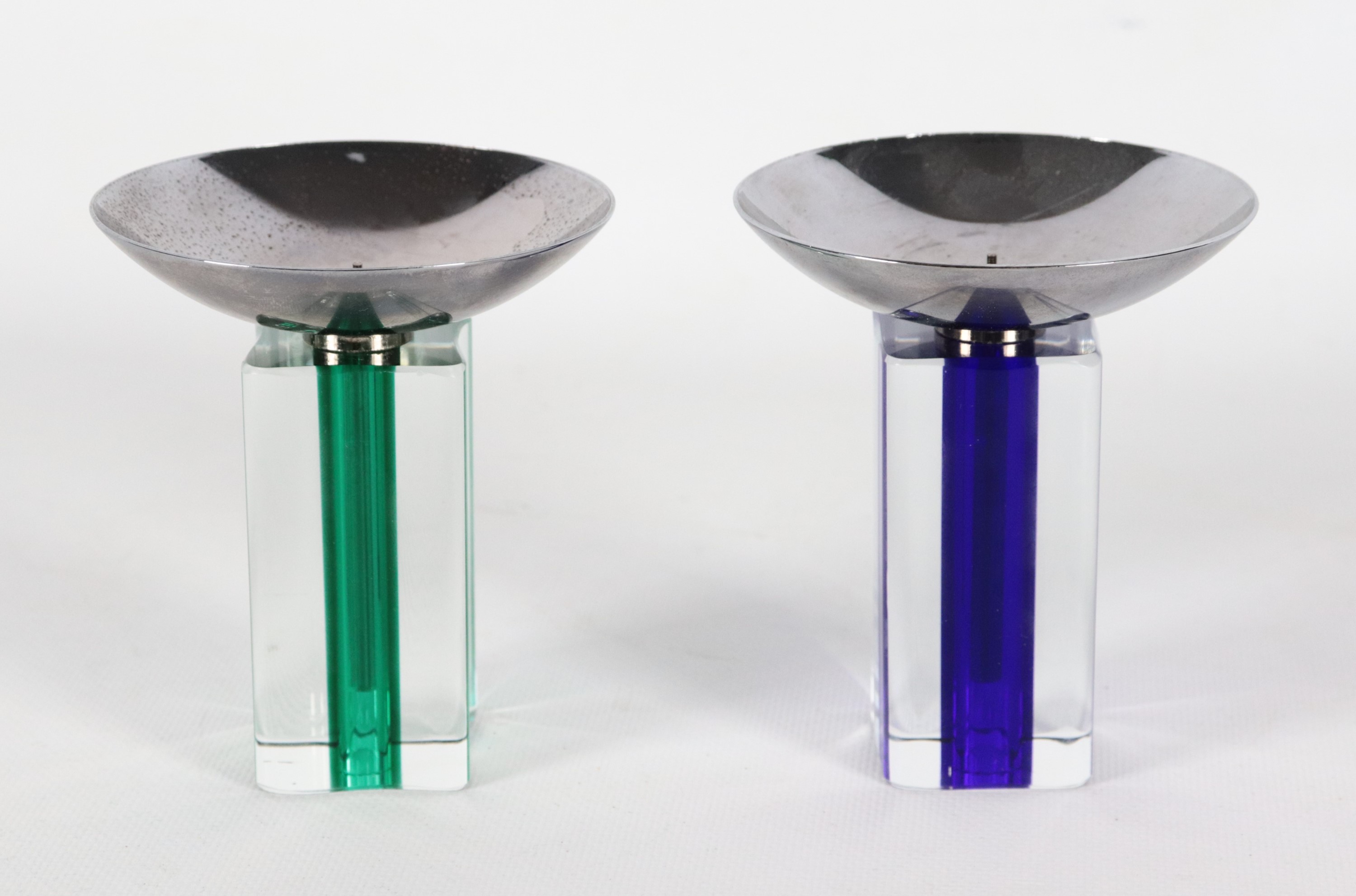 Venini. Coppia di portacandele Candelboi blu e verde smeraldo, in vetro soffiato di Murano e meta...