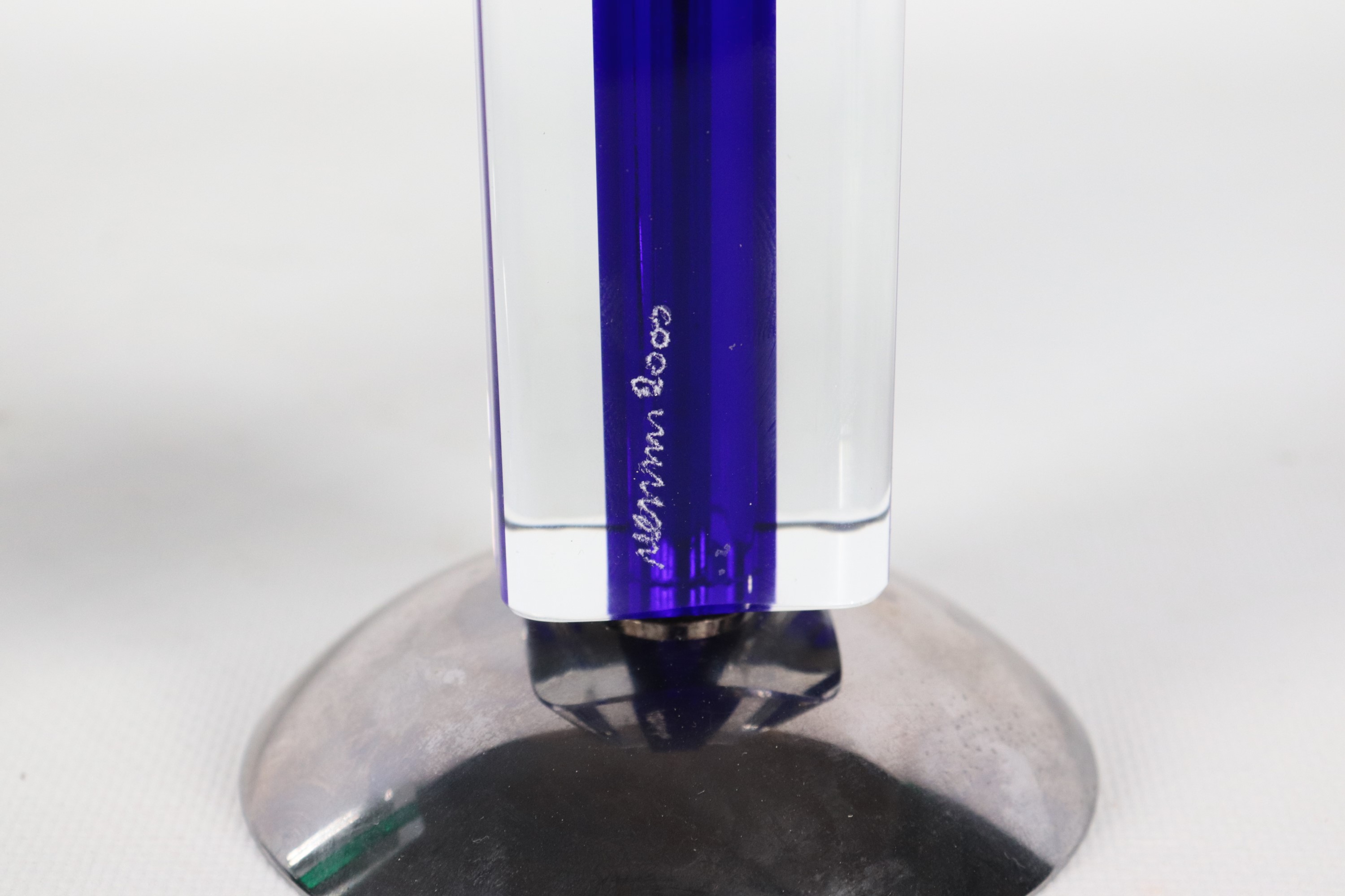 Venini. Coppia di portacandele Candelboi blu e verde smeraldo, in vetro soffiato di Murano e meta...