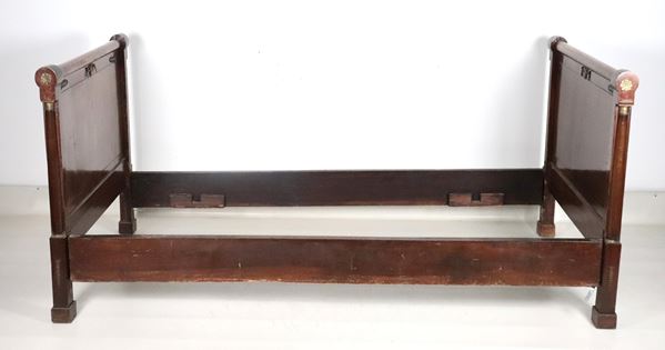 Antico letto francese Impero in mogano con fregi in bronzo dorato e cesellato