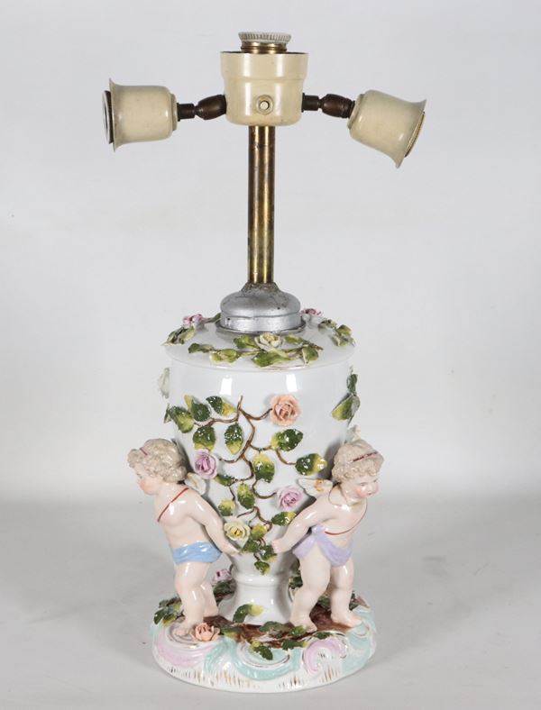 Antico vaso in porcellana di Sassonia con statuine di putti danzanti e intrecci floreali