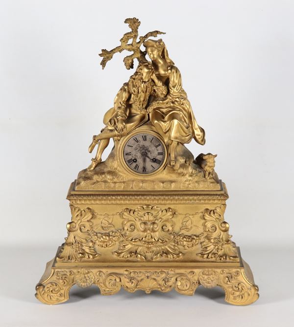 Antique Louis Philippe era table clock, in gilded bronze, embossed and chiseled with acanthus leaf scrolls, surmounted by sculptures of a "Lady and Knight" 