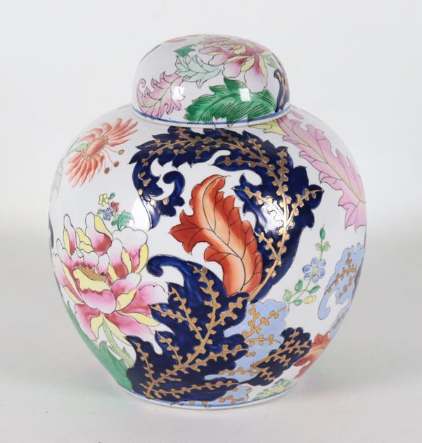 Small Chinese potiche in enameled porcelain with polychrome floral motifs