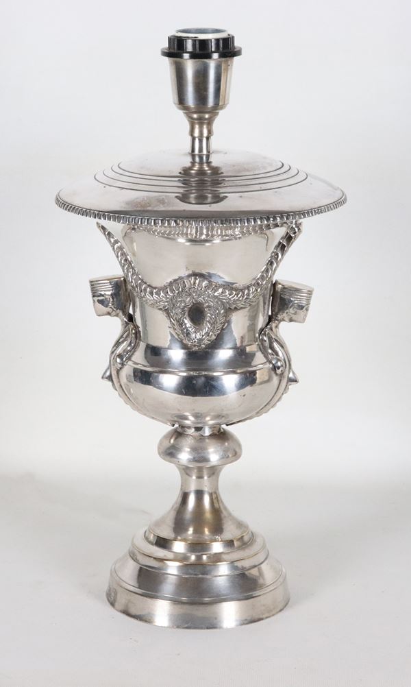 Amphora in Sheffield, chiseled and embossed with floral garlands and sphinx-shaped handles, transformed into a lamp
