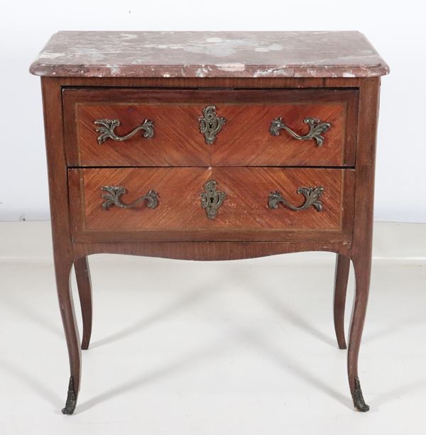 Antico piccolo comò francese Napoleone III, in mogano e bois de rose con piano in marmo brecciato
