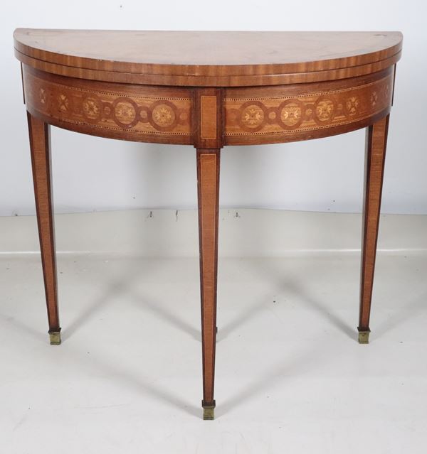 Antico tavolo da gioco a demi-lune in bois de rose ed ebano viola, con fascia intarsiata a motivi di rosoni e fiori