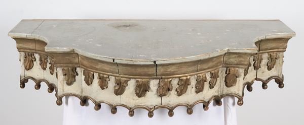 Wall shelf in gilded and ivory lacquered wood with palmette carvings