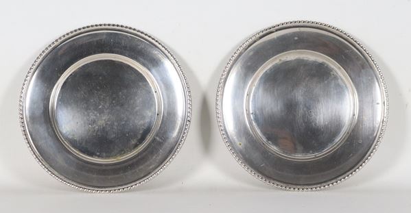 Pair of small silver plates with chiseled and embossed edges with Empire motifs, 300g