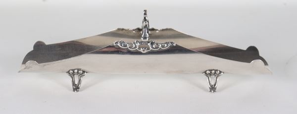 Silver breadstick holder with shaped edges supported by four curved feet, 115g