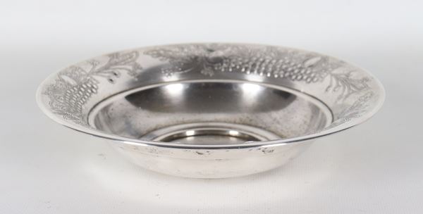 Silver candy holder with embossed and chiseled edge featuring fruit garland motifs, 134g