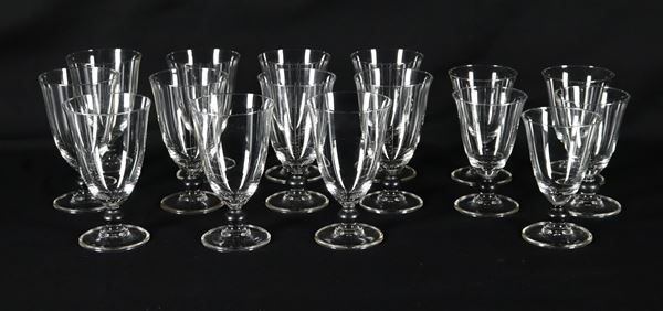 Lot of sixteen French crystal Decò tulip-shaped glasses