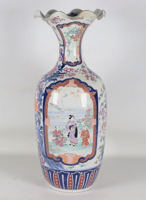 Trumpet vase in Chinese porcelain from the Republican period, decorated and painted with polychrome enamels featuring oriental scenes