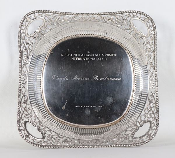 Cestino commemorativo in metallo argentato, sbalzato, cesellato e traforato