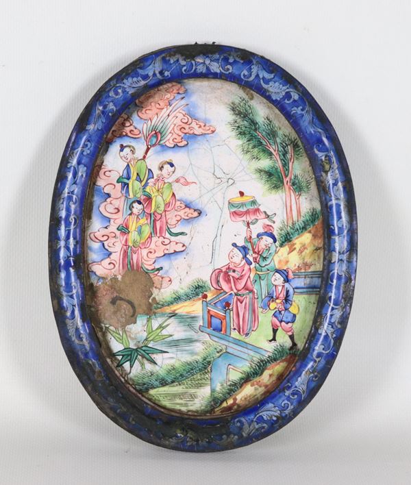 Antique small Chinese oval-shaped cloisonné enamel plaque, entirely painted with a scene of oriental life