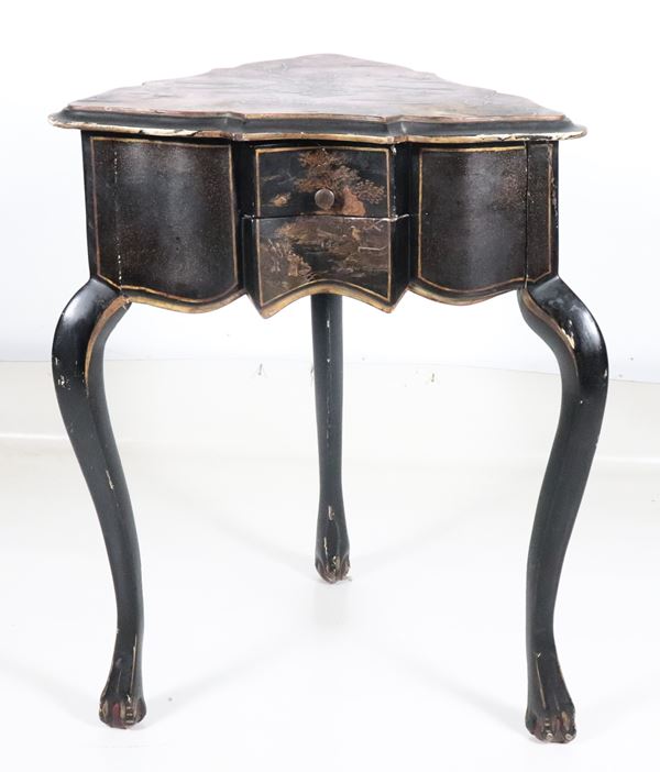 Antico tavolino triangolare in legno laccato nero, interamente decorato e variopinto a motivi di cineserie