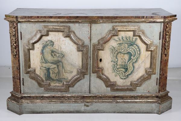 Antica credenza marchigiana Luigi XIV, in legno laccato verde chiaro e dipinta a mano, due sportelli con al centro riquadri argentati sagomati con stemma gentilizio e figura classica