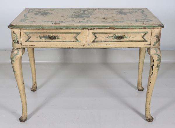 Antico tavolino veneziano a forma rettangolare in legno laccato avorio, con decorazioni in verde a volute floreali e fiocchi