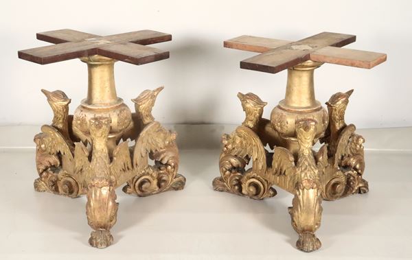 Coppia di antiche basi per tavoli in legno dorato e riccamente intagliato con sculture di aquile mitologiche 