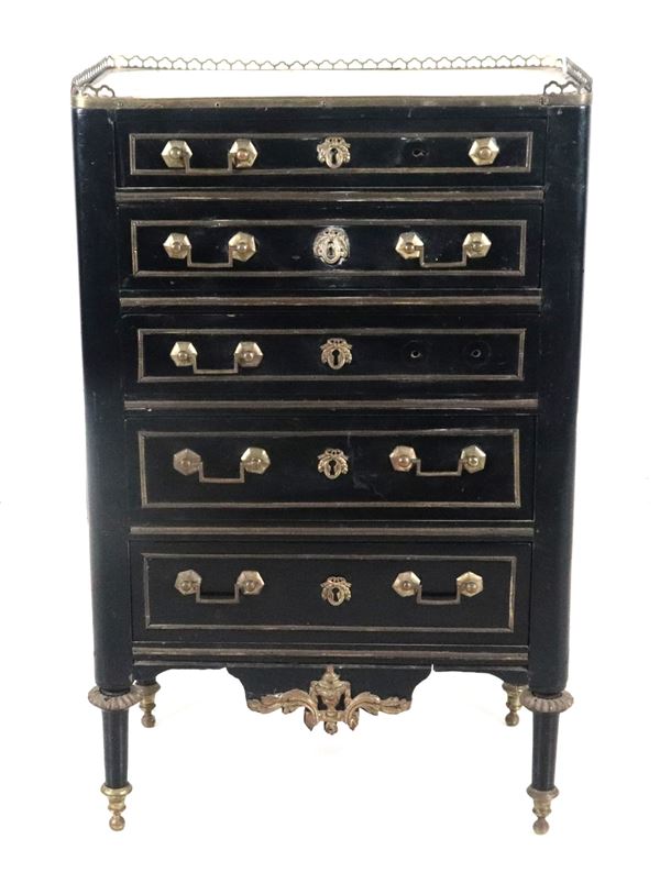 Piccolo comò francese Napoleone III in legno ebanizzato, con guarnizioni in bronzo dorato e cesellato, piano in marmo bianco difettato e ringhierina traforata