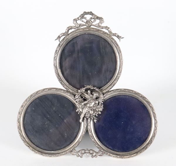 Liberty-style picture frame in silver-plated metal with a clover-shaped chisel.