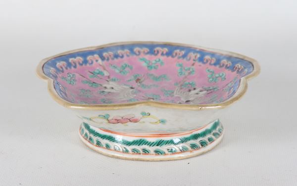 Antique Chinese "Nyonya" or "Peranakan" porcelain plate, lobed shape with polychrome enamel decorations in the "Famille Rose" style.