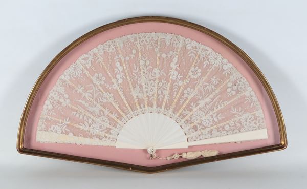 Liberty fan in lace with a floral design