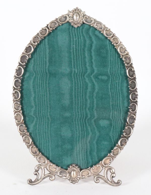 Oval picture frame in chiseled and embossed silver