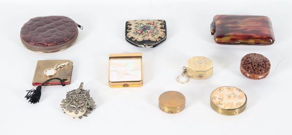 Liberty-style set of five powder compacts, a pocket mirror, a dance card, a pincushion and two small boxes (10 pcs.)