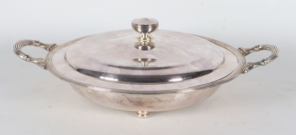 Round vegetable dish in silver-plated and embossed metal with two handles