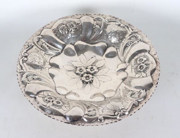 Round fruit bowl in silver-plated metal, embossed and chiseled with relief flowers