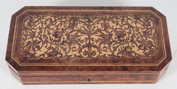 Antique rectangular box in walnut root, with boxwood inlays featuring floral garlands, flowers and birds.