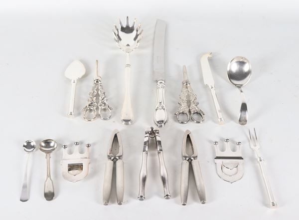 Lot of fifteen silver-plated and chiseled serving cutlery