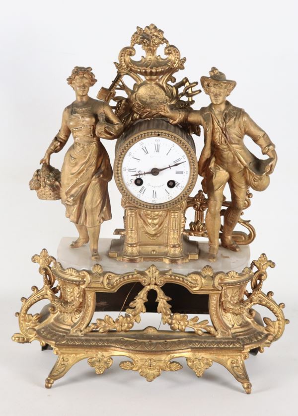 Antique Louis Philippe clock, in gilded metal, embossed and chiseled with two sculptures of peasants, white enamel dial
