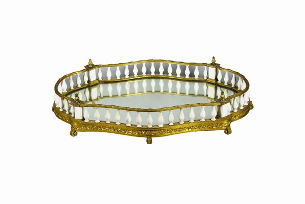 Antico Centrotavola &quot;a giardiniera&quot; a forma ovale sagomata in bronzo dorato