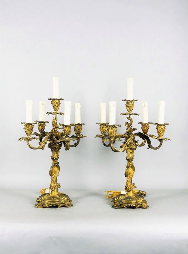 Coppia di Candelabri Francesi di linea Luigi XV in bronzo dorato