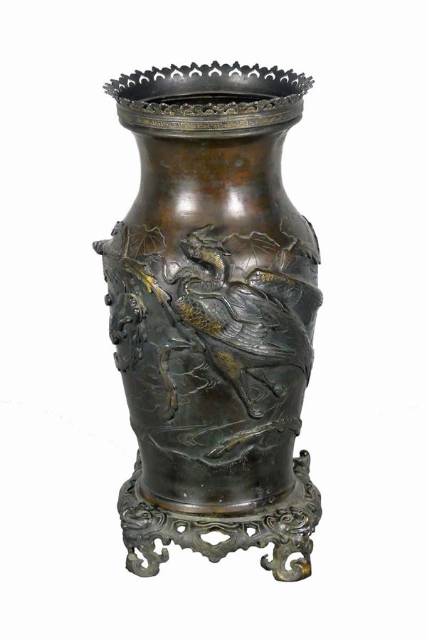 Chinese vase in patinated bronze