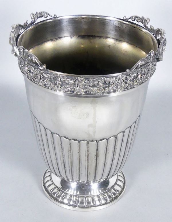 Secchiello portachampagne in argento cesellato. Gr 1350
