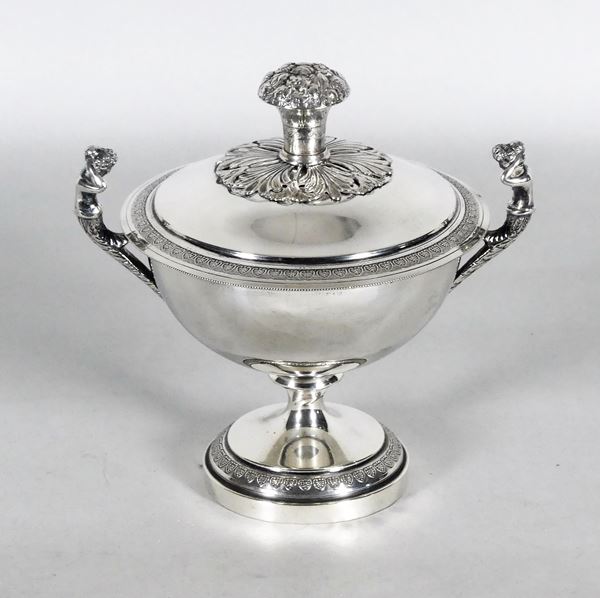 Cup-shaped sugar bowl in chiseled silver. 540 g